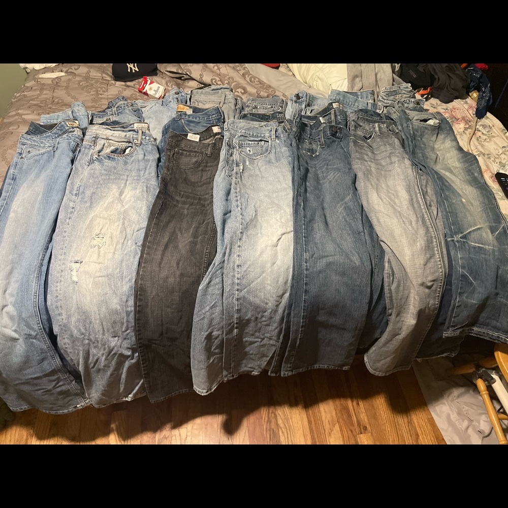 21 pairs of jeans all the sizes are 32 x 34.